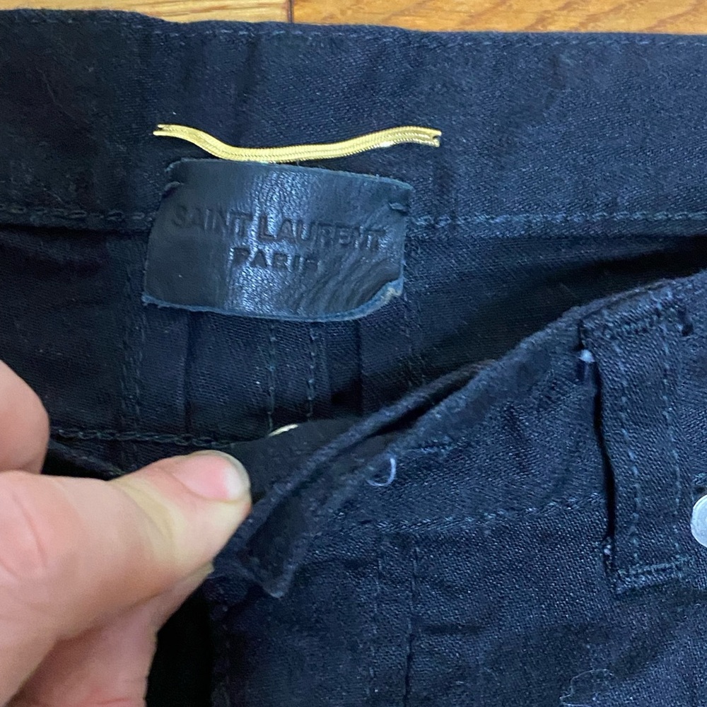 These are a pair of Saint Laurent Paris D01 women’s skinny jeans